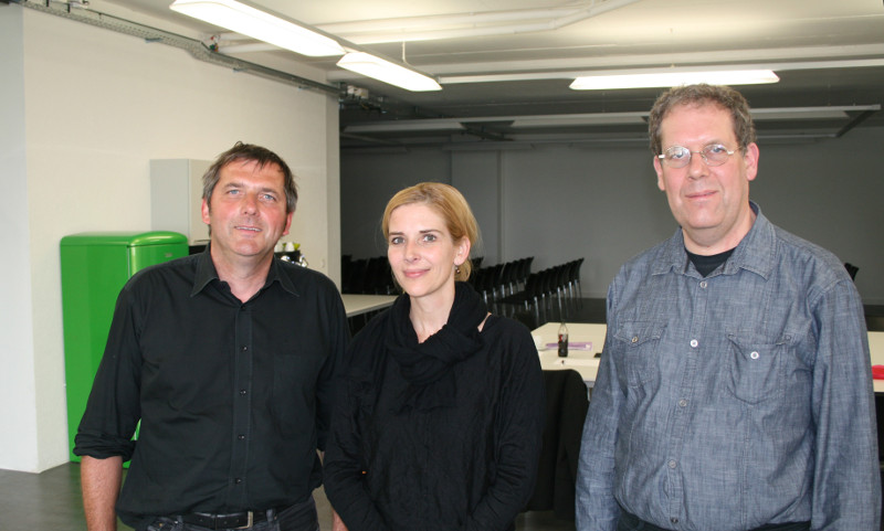 such bei der Dock-Gruppe: Martin Tertelmann (Neue Arbeit), Daniela Merz (Geschäftsführerin Dock-Gruppe) und Friedrich Kern (Neue Arbeit)
